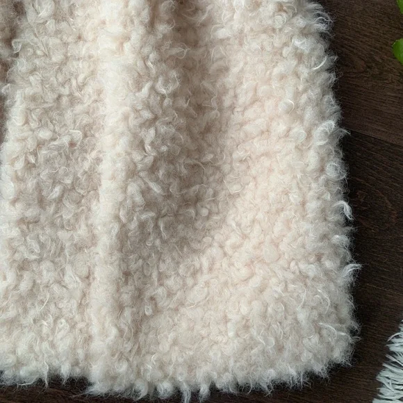 Los Angeles Barcelona ‘ARUM’ Sleeveless Jacket - Picture 9 of 16